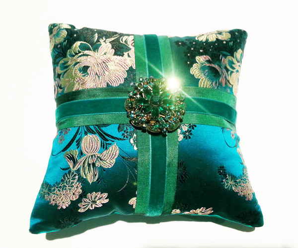 подушка с брошью и лентами подушка с брошью и лентами